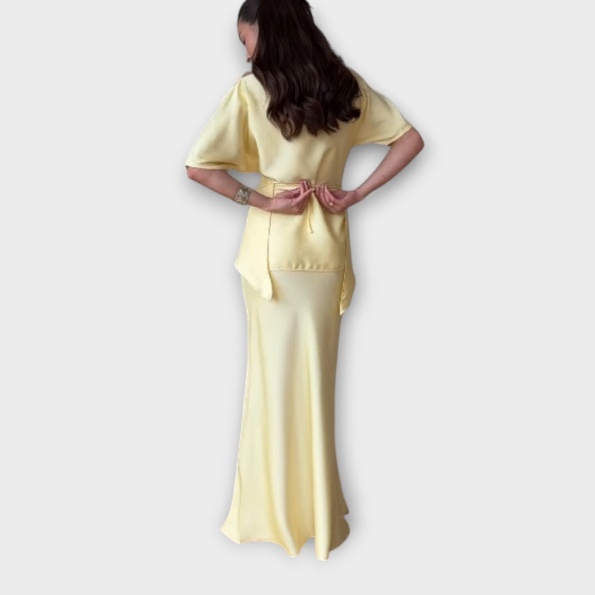 Finja - Off-Shoulder Top med Knude Front og Nederdel Ensemble
