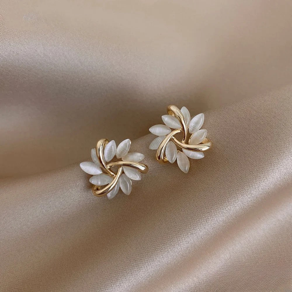 Elegante Guldøreringe med Udsøgte Opal Blomsterdesigns