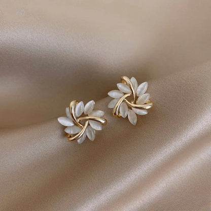 Elegante Guldøreringe med Udsøgte Opal Blomsterdesigns