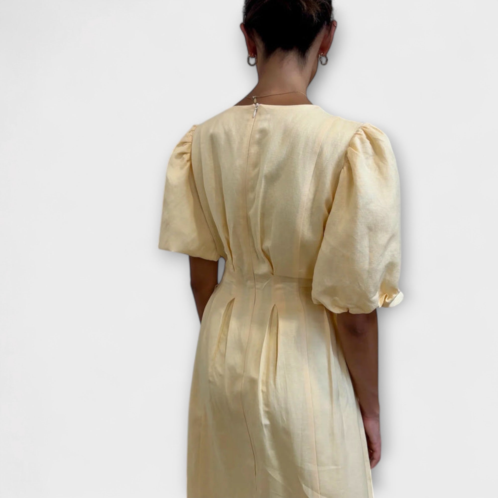 Josephine - Smørgul Maxi Kjole med Luftigt Design