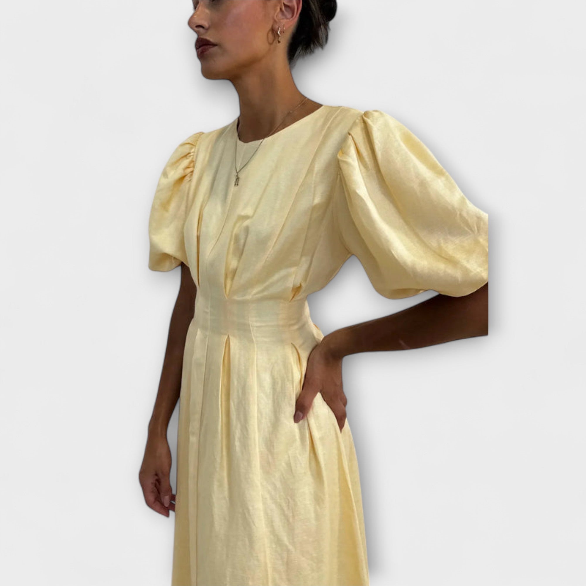 Josephine - Smørgul Maxi Kjole med Luftigt Design