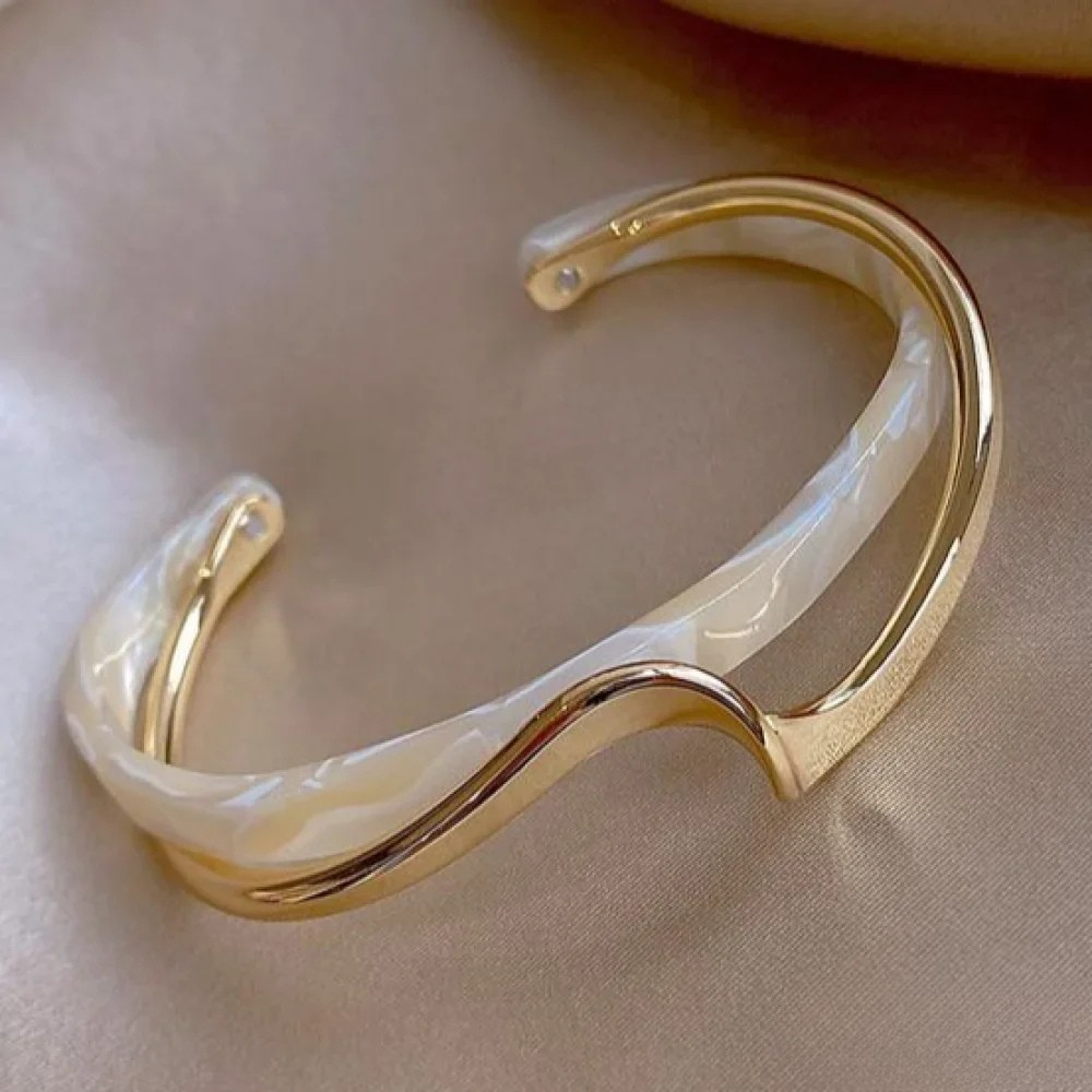 Elegant Guldarmbånd med Hvid Opal