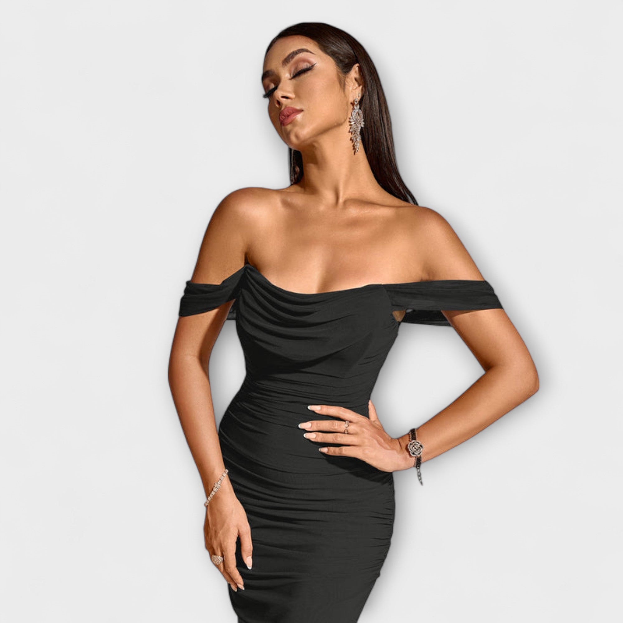 Ione - Off-Shoulder Ruching Bodycon Kjole