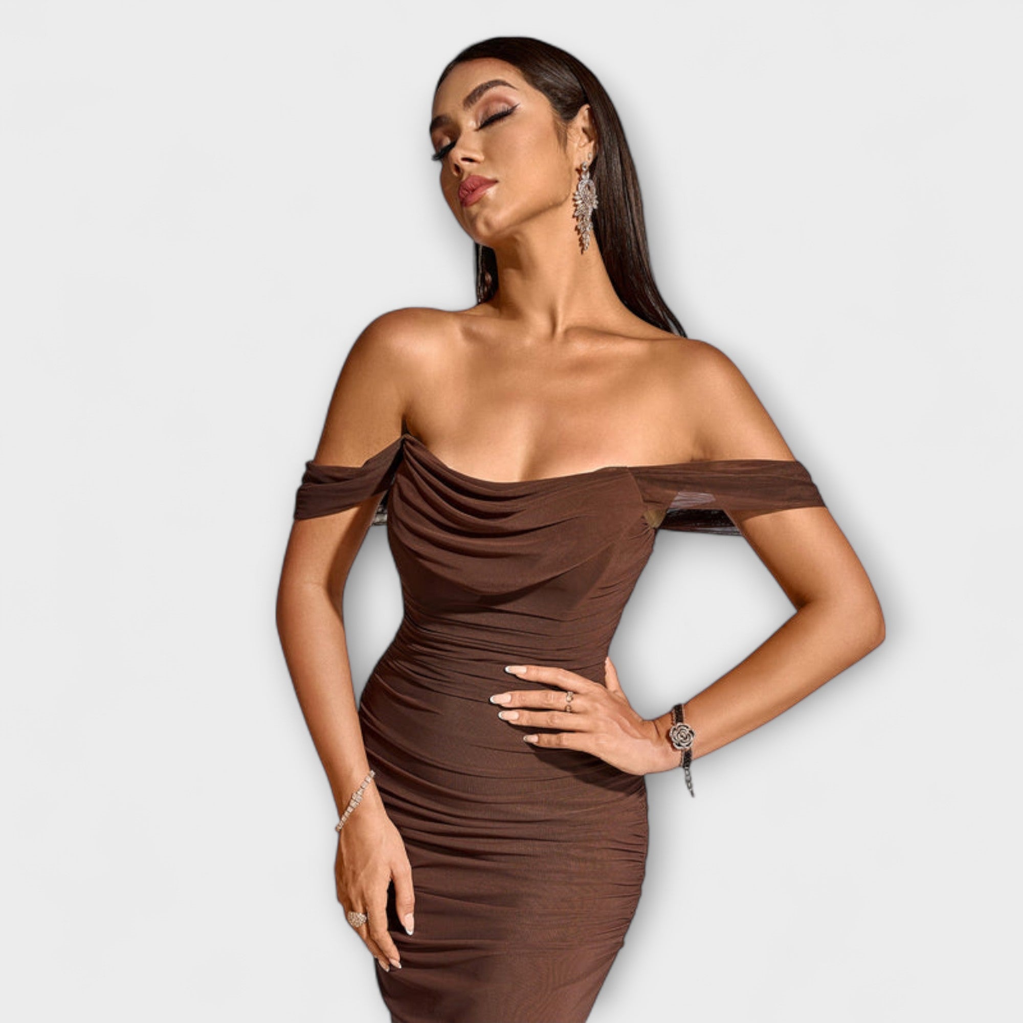 Ione - Off-Shoulder Ruching Bodycon Kjole