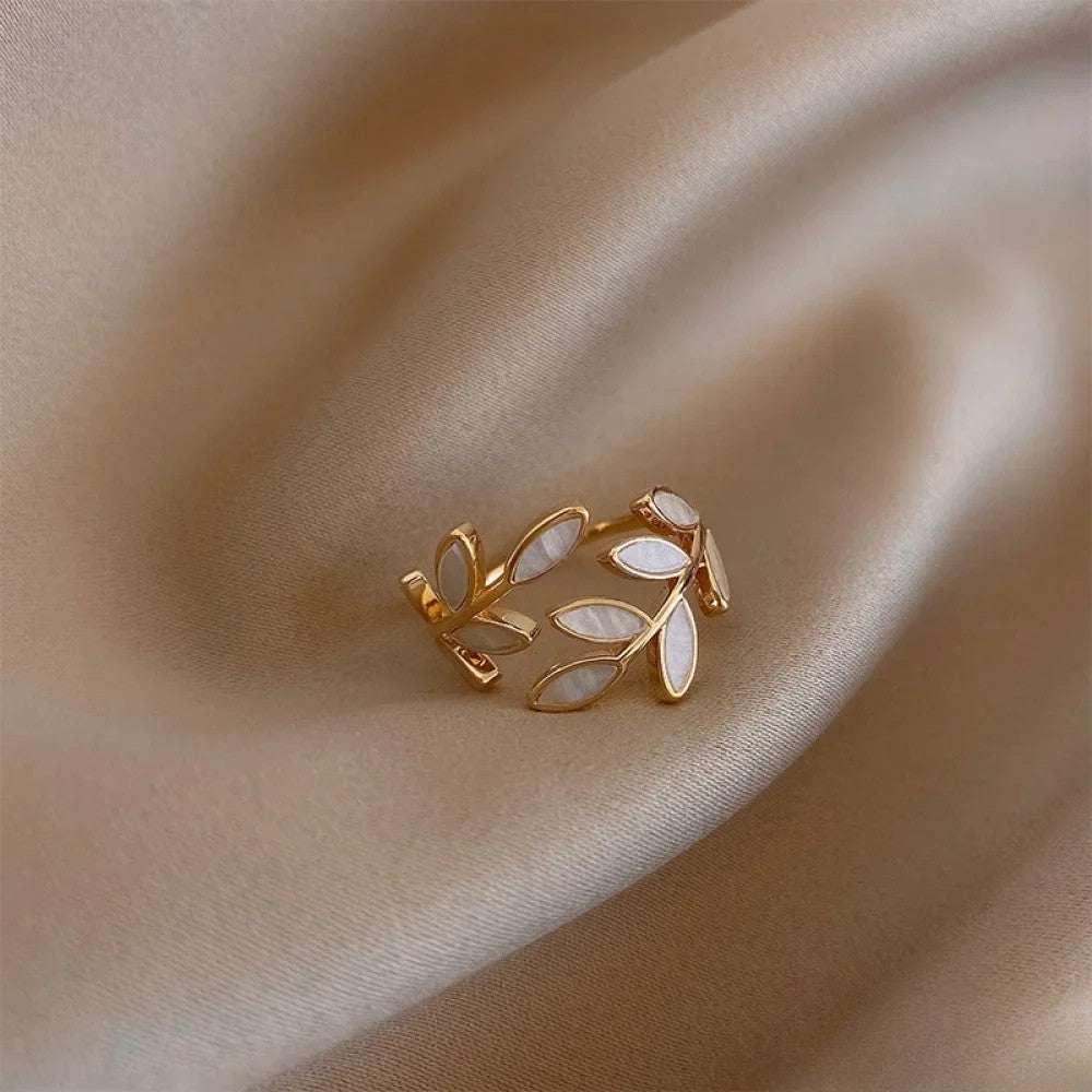 Justerbar Guld Ring med Hvid Opal Blad
