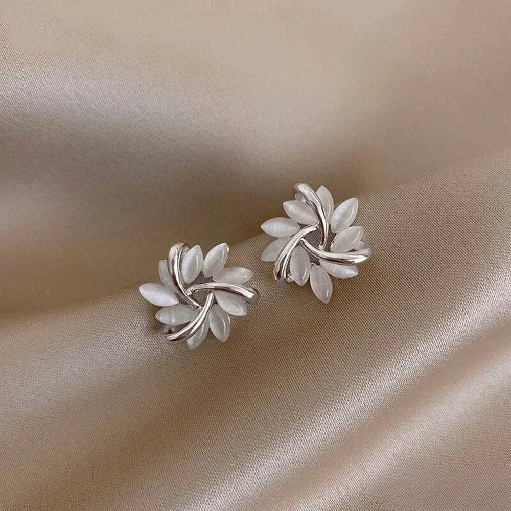Elegante Guldøreringe med Udsøgte Opal Blomsterdesigns
