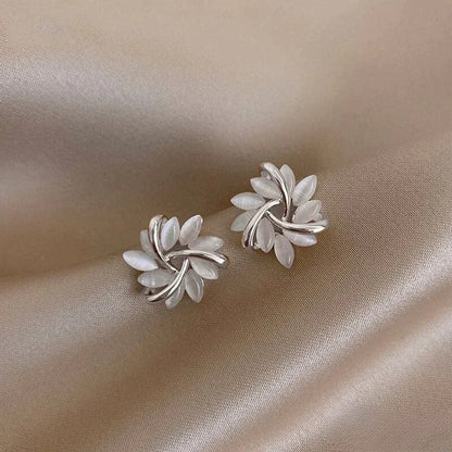 Elegante Guldøreringe med Udsøgte Opal Blomsterdesigns