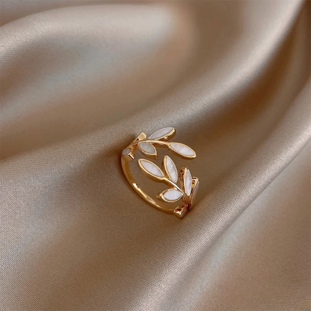 Justerbar Guld Ring med Hvid Opal Blad