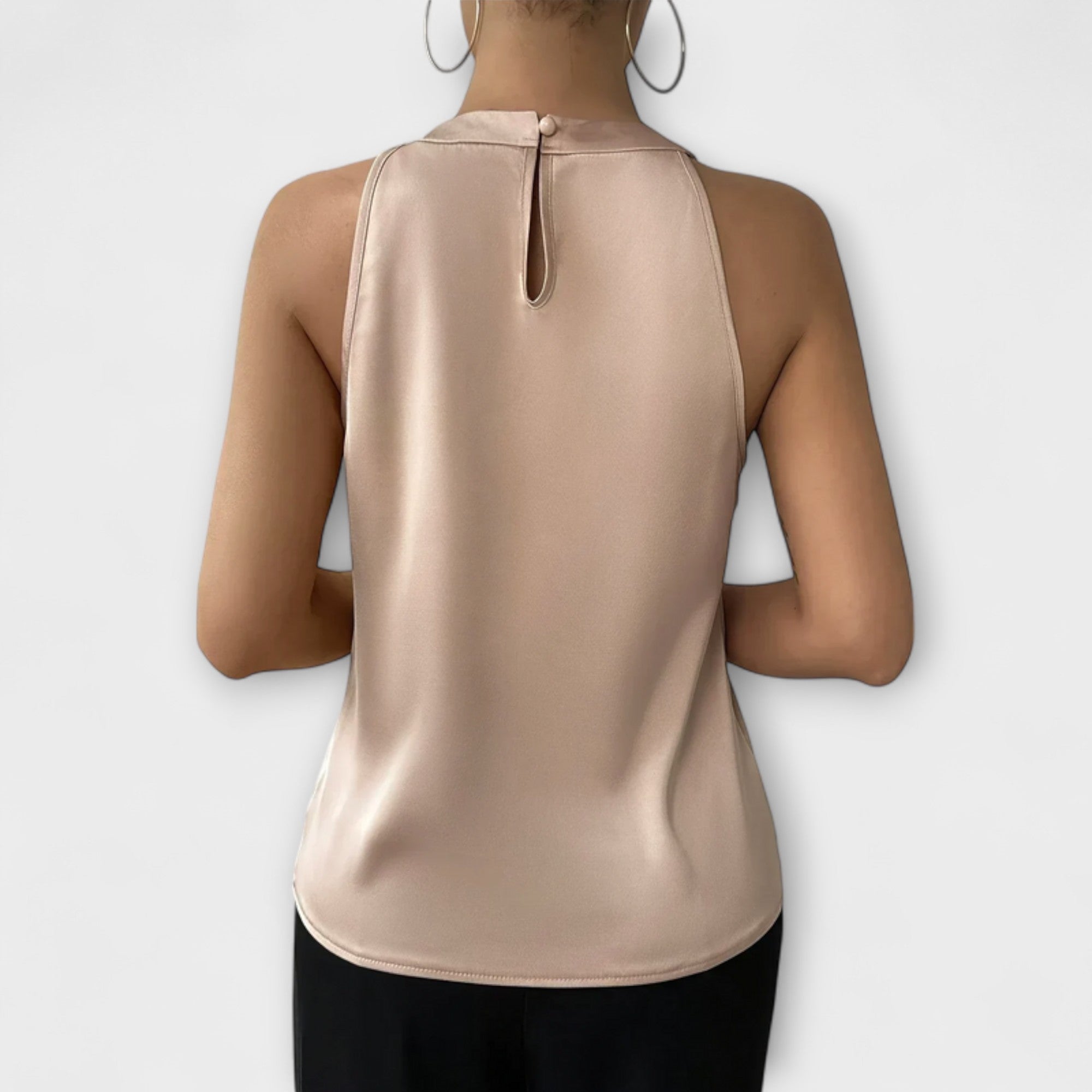 Skye - Chic Satin Bluse med Off-Shoulder Design