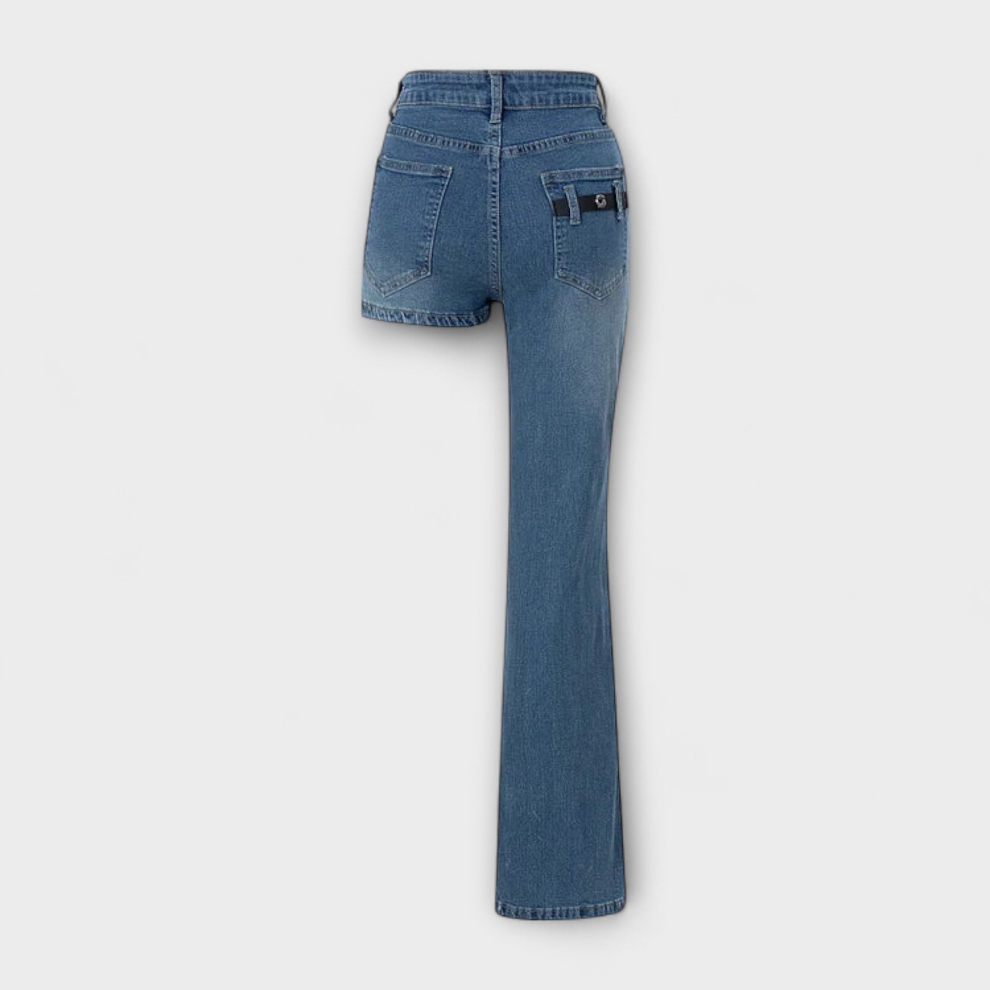 Astra - Trendy Asymmetrisk Denim Shorts med Én Skulderrem